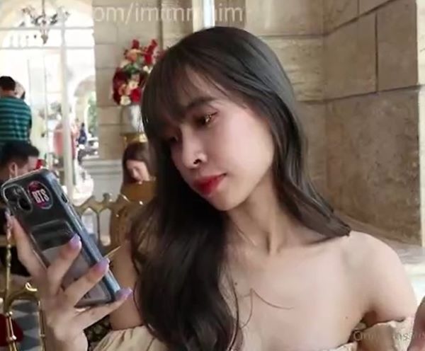 คลิปหลุดโอลี่แฟน น้องอิ่ม imimmaim ตอกหีท่าหมาริมระเบียงติดทะเลจนแตกในน้ำไหลเต็มหี